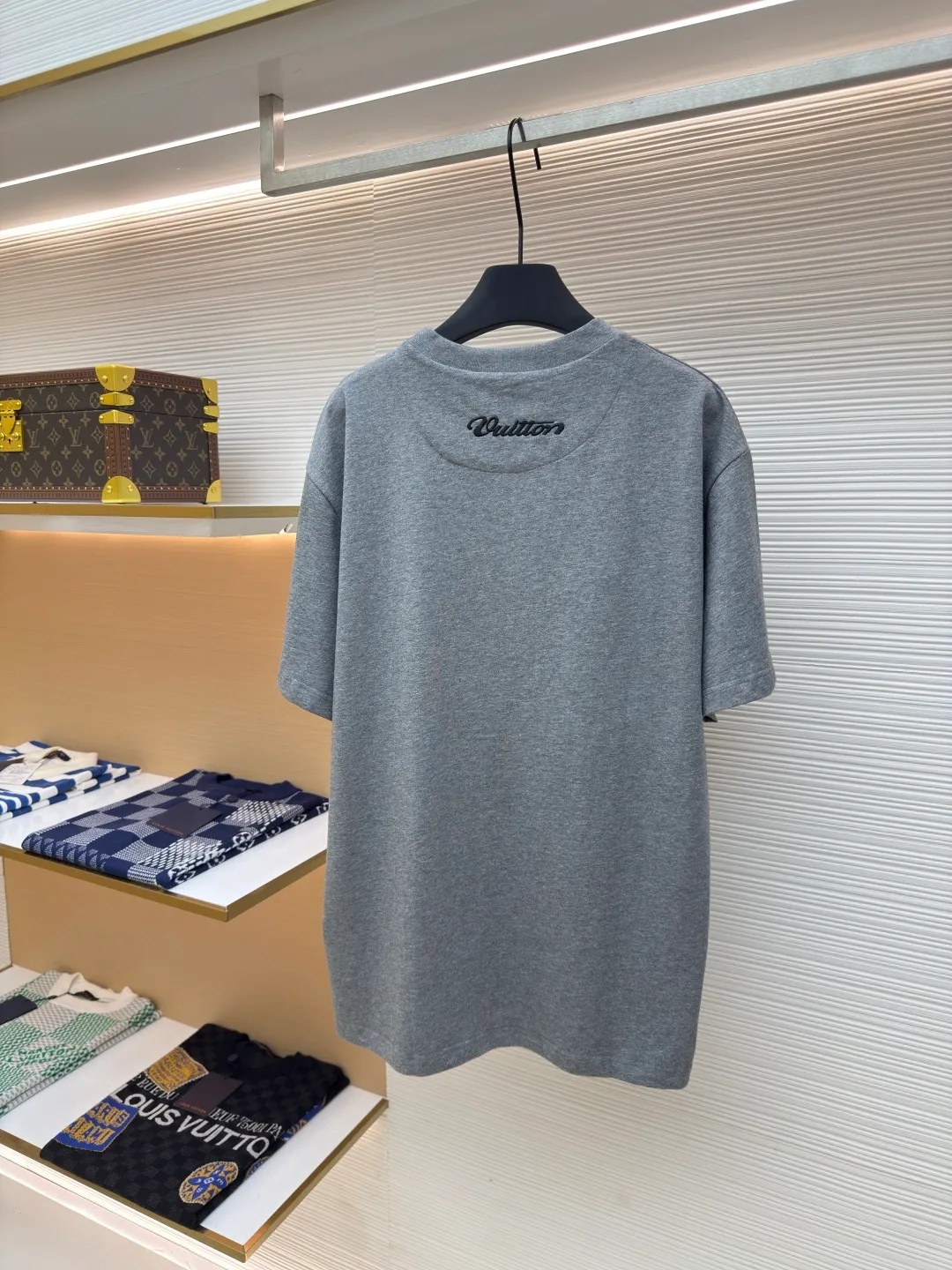 LOUIS VUITTON Nigo co-branded graphic embroidered T-shirt short sleeves ●Authentic product: purchased and developed for 8999 ●Item number: 1680118-A05 ●Fabric: jersey fabric ●Technology: embroidery production ●Version: fitted version ●Weight: about 300 grams ●Size: S-M-L-XL ●Description: This T-shirt is made of soft cotton and brightens up daily looks with fashion elements from the 2025 autumn and winter show. The IV Flower silk satin patch on the front is in bold strokes, echoing the Vuitton embroidered logo on the back. Unisex short-sleeved T-shirt. Regular fit in cotton jersey with satin logo patch at front, embroidered logo at back, and ribbed collar. The overall wiring is straight and delicate, the fabric is comfortable and soft, and the color is consistent without color difference. It can be matched with the same style to create a fashionable look and control various occasions. Customized accessories, complete with three standards, same style for men and women!